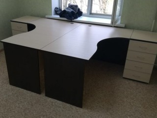 Угловые столы для офиса с тумбами