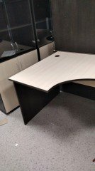 Угловой компьютерный стол в офис